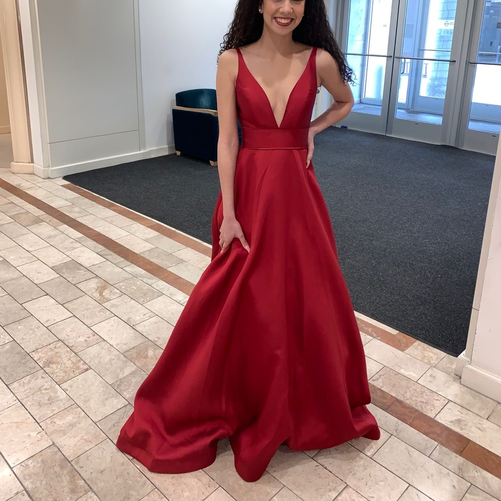 A red dress - Picture 1 of 2